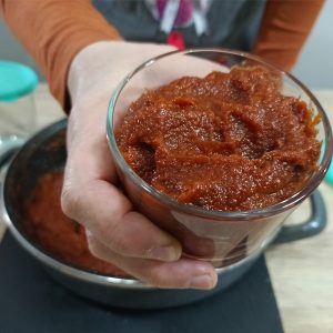 Preparing tomato sauce